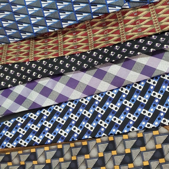 Multiple pre owned ties,various color patterns and fabrics mostly silk. - Picture 4 of 4